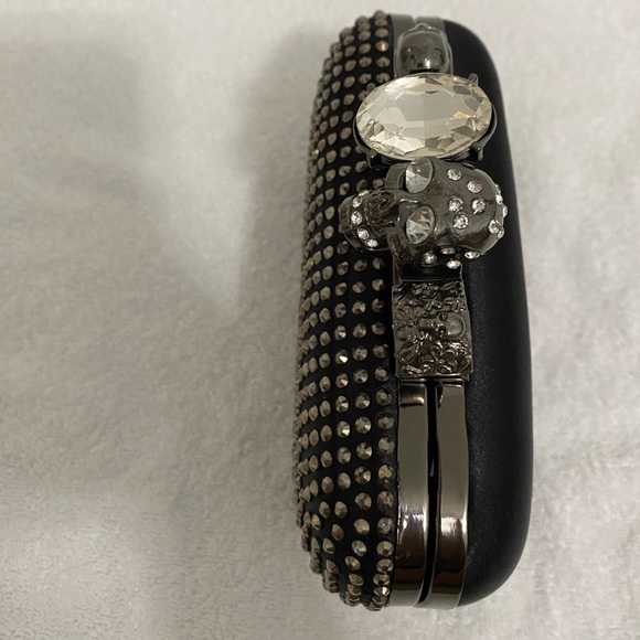 Skull Ring Knuckle Clutch with Chain Strap
McQueen inspired studded design - Picture 4 of 10